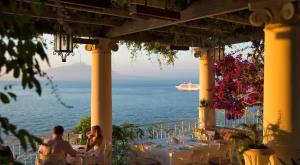Coppia cena romantica in uno dei migliori ristoranti di Sorrento, con vista sul mare e Vesuvio.