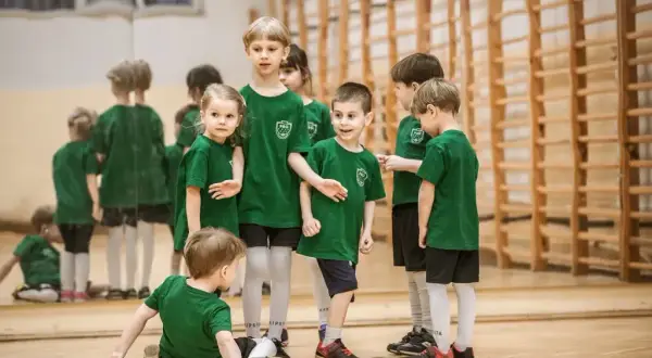 Zajęcia sportowe dla dzieci: Jak wybrać idealne i zaoszczędzić?