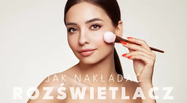 Kobieta nakłada rozświetlacz pędzlem na kości policzkowe, tworząc subtelny blask. Dowiedz się, gdzie nakładać rozświetlacz dla efektu glow.