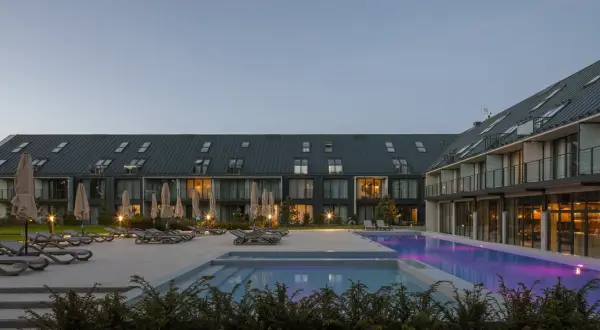 Nowoczesny hotel z basenem i leżakami. Wiele pozytywnych saltic resort & spa grzybowo opinie potwierdza jego wysoki standard.