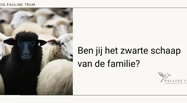 Een zwart schaap tussen witte schapen. De tekst vraagt: "Ben jij het zwarte schaap van de familie?" Dit symboliseert het zwarte schaap betekenis van anders zijn.