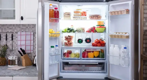 Pełna lodówka no frost z owocami, warzywami, napojami i jajkami. Idealna temperatura w lodówce no frost zapewnia świeżość produktów.