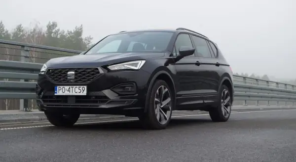Czarny Seat Tarraco na drodze, gotowy na podróż.