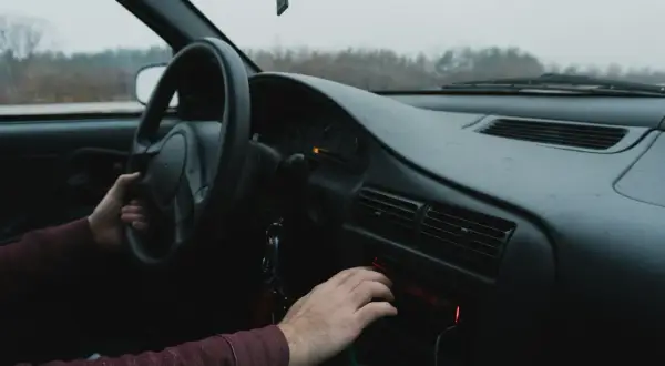 Conduisant sous un ciel gris, ajustant la radio. Une nouvelle étape vers la **reforme permis** pour plus de liberté.