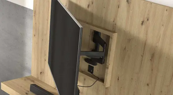 Detalle de la trasera mueble de madera con un soporte de TV articulado y un televisor negro.
