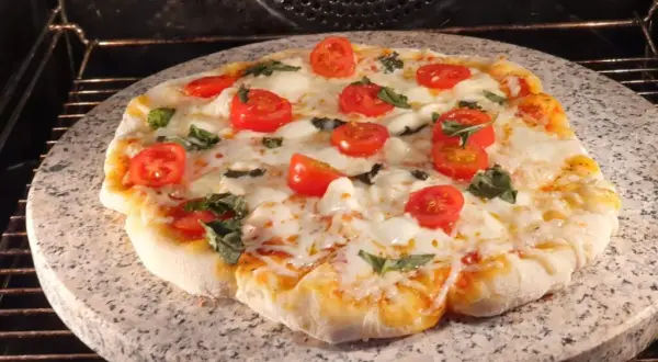 Jak piec pizzę na kamieniu, aby uniknąć najczęstszych błędów