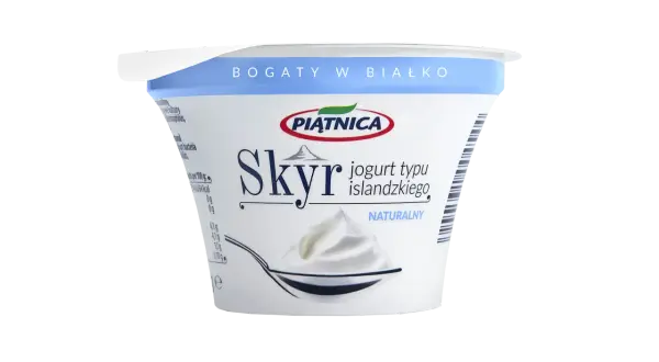 Pojemnik jogurtu typu islandzkiego, czyli skyr, marki Piątnica. Jest bogaty w białko i naturalny.