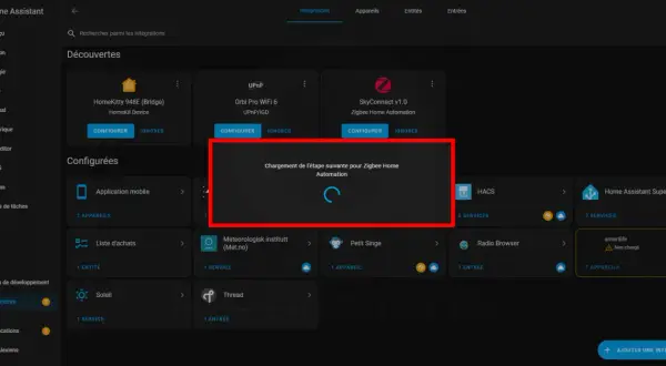 Chargement de l'étape suivante pour Zigbee Home Automation. L'interface Home Assistant montre la configuration d'une intégration Zigbee.
