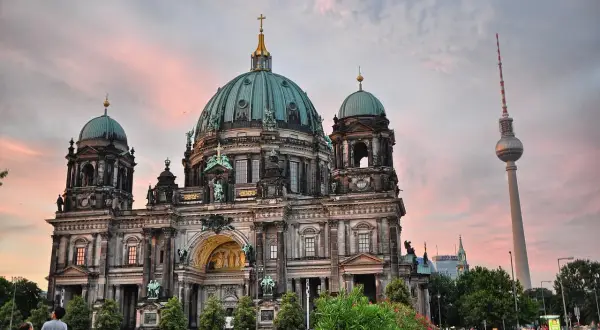 Der Berliner Dom mit seiner beeindruckenden Aussicht im Abendlicht. Der Fernsehturm ragt im Hintergrund empor.