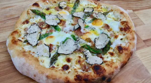 En napolitansk pizza med sparris, ägg och tryffel. En lyxig smakupplevelse!