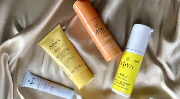Zestaw kosmetyków Miya: maseczka, rozświetlający lotion i krem z filtrem SPF 50.