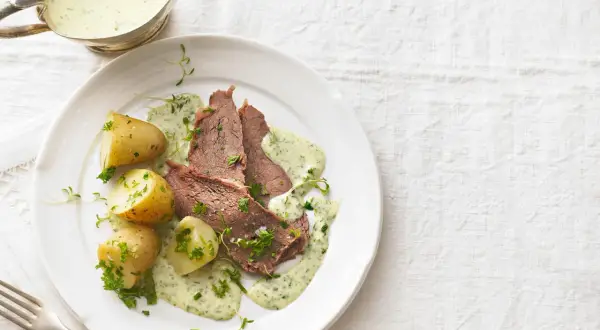 Zartes Tafelspitz-Rezept mit Salzkartoffeln und Kräutersauce.