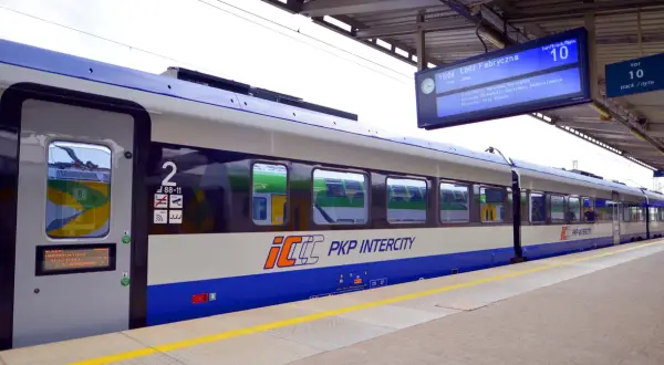 PKP Intercity na dworcu, pociąg do Łodzi Fabrycznej. To jak faktura za bilet internetowy, tylko że na żywo.