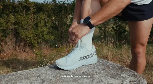 Atleta allaccia le scarpe da running Brooks Ghost, pronte per una nuova avventura. Scopri come lavare le scarpe da running per mantenerle al meglio.