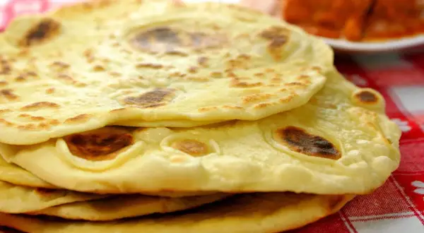 Jak zrobić chlebek naan na patelni - prosta receptura, która zaskoczy