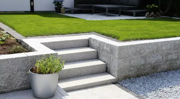Moderne Gartenmauer aus Granit mit Stufen und Sitzbereich. Tolle Ideen für Gartenmauern, die Struktur und Eleganz verleihen.