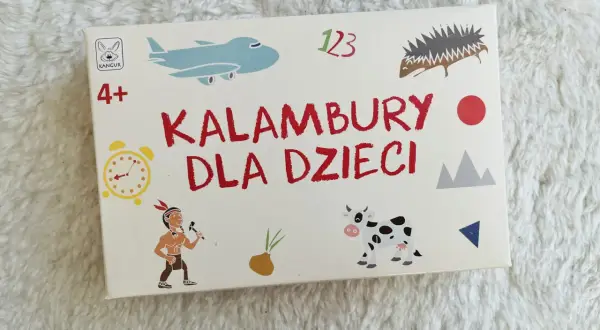 Kalambury dla dzieci: samolot, jeż, krowa, zegar i inne obrazki zachęcają do zabawy.
