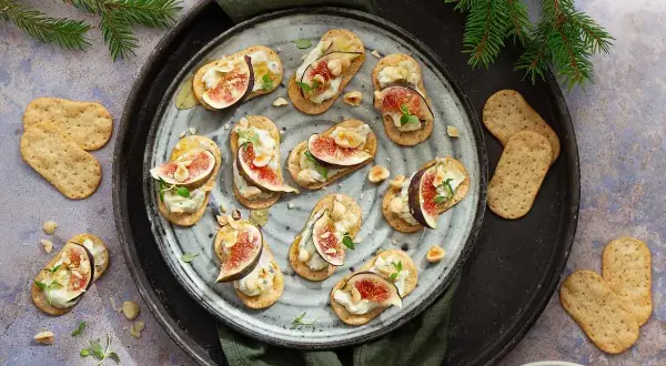 Smarriga kex med färskost, fikon och nötter. Perfekta tips på snacks till festen!