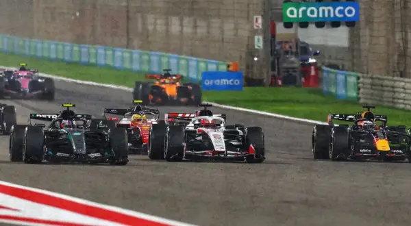 Coches de Fórmula 1 compiten en una carrera nocturna, anticipando el calendario F1 2026.
