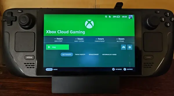 Steam Deck z uruchomioną aplikacją Xbox Cloud Gaming. Możliwość grania w gry z chmury na przenośnym urządzeniu.