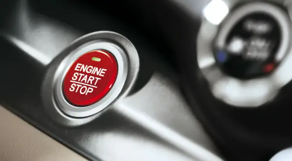 Czerwony przycisk "ENGINE START STOP" w samochodzie. Czy żeby włączyć zapłon trzeba wcisnąć sprzęgło?