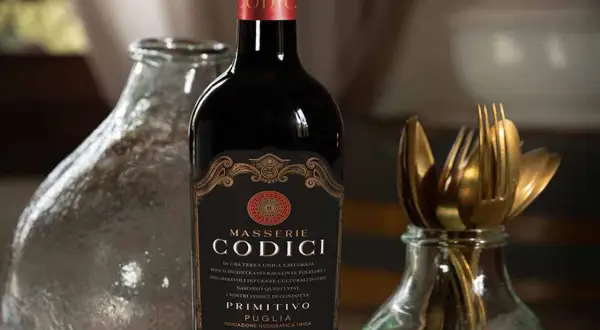Bottiglia di vino rosso Masserie Codici Primitivo Puglia. Le caratteristiche del negroamaro vino sono evocate dalla terra unica e selvaggia.