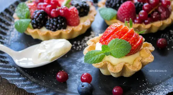Frische Beeren-Tartelettes mit Vanillecreme, ein köstliches Rezept für süße Momente.
