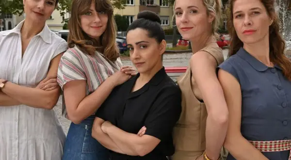 Fünf Frauen stehen nebeneinander. Eine davon ist die Hauptdarstellerin einer neuen Mediathek Serie.