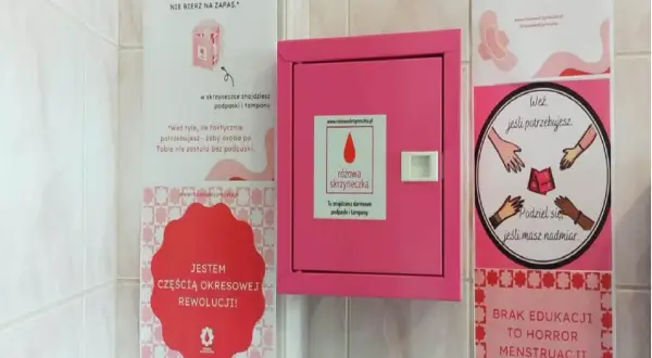 Różowa skrzynka z darmowymi środkami higienicznymi. Napisy zachęcają do dzielenia się, gdy masz nadmiar. To część "okresowej rewolucji", która walczy z brakiem edukacji.