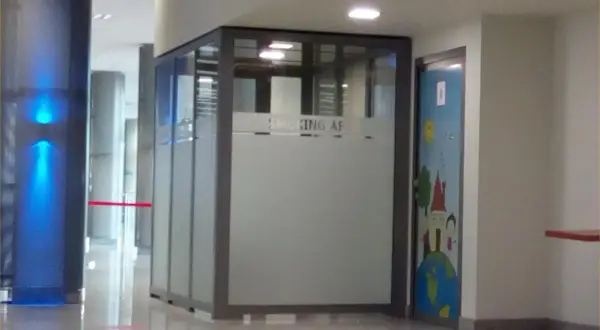 Szklana kabina z napisem "SMOKING AREA" sugeruje, że na lotnisku w Katowicach jest palarnia. Obok drzwi z rysunkiem domu na globusie.