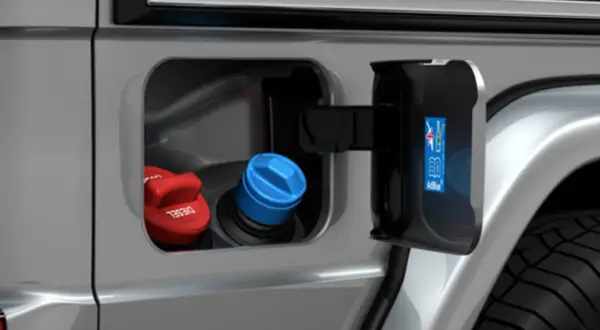 En silverfärgad bil med öppen lucka som visar diesel- och AdBlue-påfyllning.