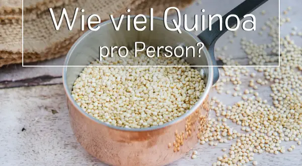 Ein Kupfertopf voller Quinoa, daneben verstreute Körner. Die Frage "Wie viel Quinoa pro Person?" ist im Bild zu sehen.