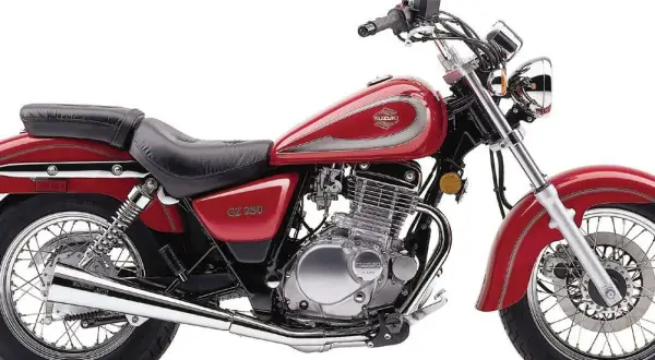 Motocicleta Suzuki GZ 250 Marauder roja, con asiento negro y detalles plateados. Lista para la aventura.