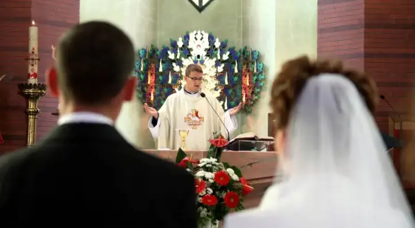 Ślub kościelny. Ksiądz błogosławi parę młodą. Kto nie może być świadkiem na ślubie kościelnym?