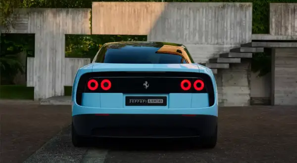 Niebieskie, elektryczne Ferrari Luce z okrągłymi światłami z tyłu, zaparkowane przed nowoczesną betonową architekturą.