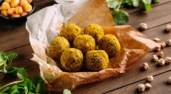 Boules dorées de falafel maison, prêtes à être dégustées. Une recette simple et savoureuse pour un repas végétarien.