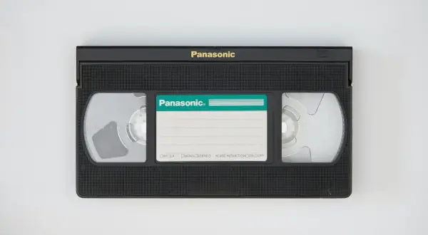 Taśma VHS Panasonic. Chcesz wiedzieć, jak zgrać VHS na komputer? Ten nośnik to klucz do archiwizacji wspomnień.