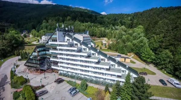 Hotel Klimczok Resort & Spa w Beskidach, otoczony lasem, z nowoczesną architekturą. Wiele pozytywnych hotel klimczok resort & spa opinie potwierdza jego urok.