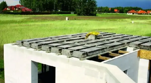 Budowa domu: betonowy strop nad parterem, przygotowany do wylania. Szacowany koszt stropu betonowego 100m2.