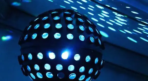 Ile bierze DJ za 18? Ceny, które zaskoczą i pomogą w wyborze