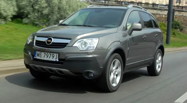 Szary Opel Antara w ruchu miejskim. Wiele osób szuka opinii o tym modelu przed zakupem.