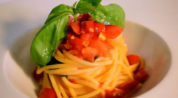 Spaghetti al pomodoro fresco, conditi con pomodoro fresco a cubetti e basilico profumato, un classico intramontabile.