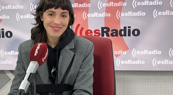 Silma López sonríe ante el micrófono de esRadio, lista para compartir sus historias.
