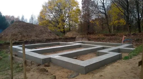 Nowy fundament czeka na dalsze prace. Widać, ile fundament musi odstać, zanim będzie można kontynuować budowę.