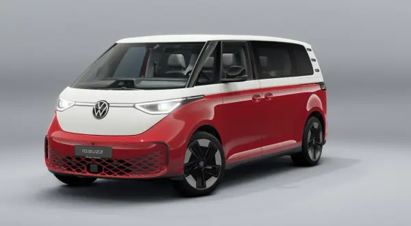 En röd och vit Volkswagen ID. Buzz, en modern tolkning av klassiska vw modeller genom åren.