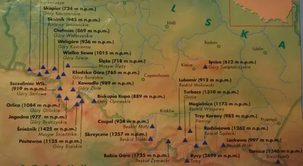 Mapa przedstawia plan Korony Gór Polskich z zaznaczonymi szczytami i ich wysokościami.