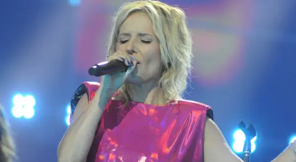 Patrycja Markowska śpiewa, a jej utwory niosą się po scenie. Wokalistka w błyszczącej, różowej kreacji z mikrofonem w dłoni.