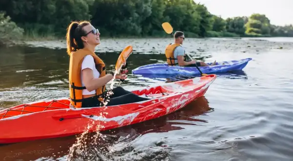 Jak przygotować się na spływ kajakiem, aby uniknąć nieprzyjemnych sytuacji