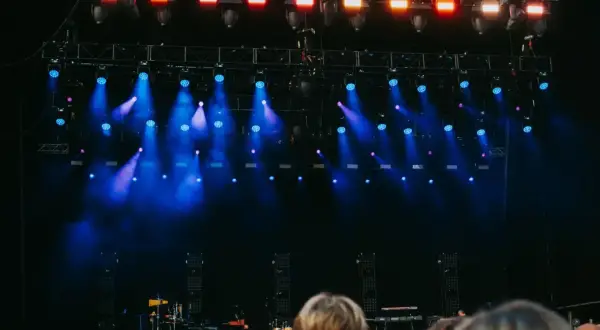 Bühne mit blauen und roten Lichtern, bereit für das Sea Dance Festival. Publikum wartet gespannt.