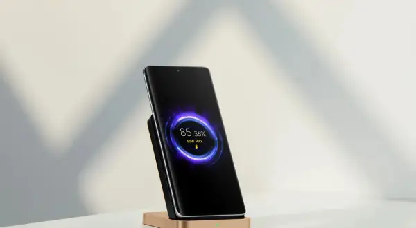 Elegancka ładowarka indukcyjna Xiaomi z telefonem na stojaku, pokazująca 85,36% naładowania i 50W mocy.